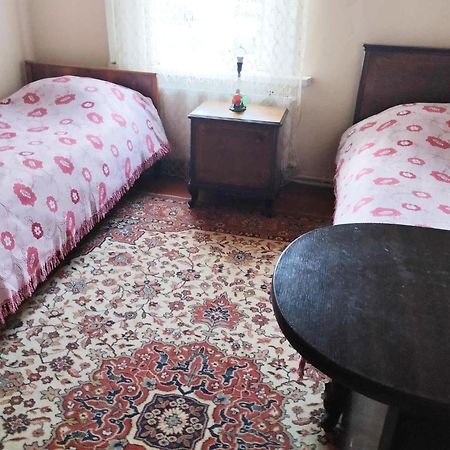 Guest House Tall Rooms Zugdidi Esterno foto