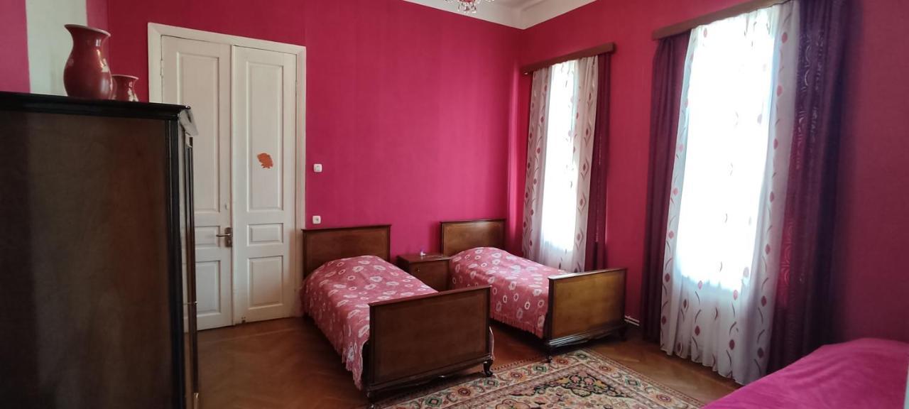 Guest House Tall Rooms Zugdidi Esterno foto