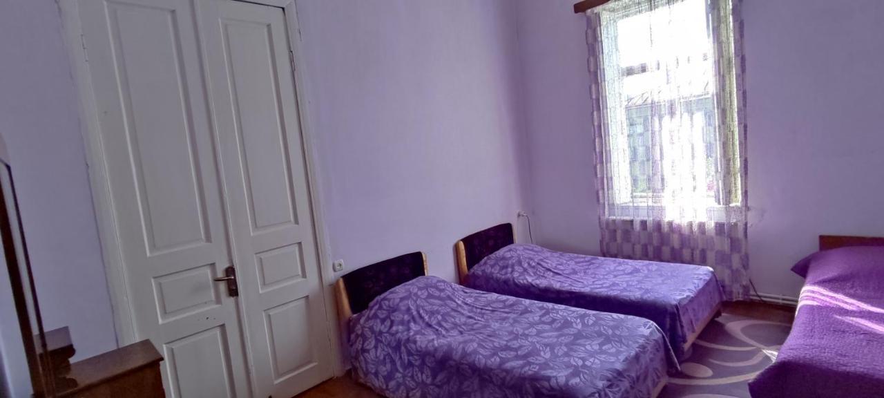 Guest House Tall Rooms Zugdidi Esterno foto