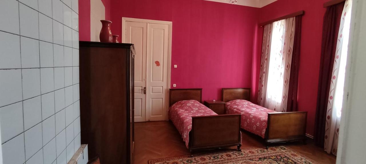 Guest House Tall Rooms Zugdidi Esterno foto