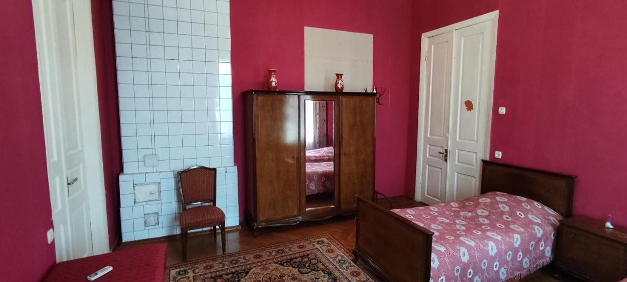 Guest House Tall Rooms Zugdidi Esterno foto