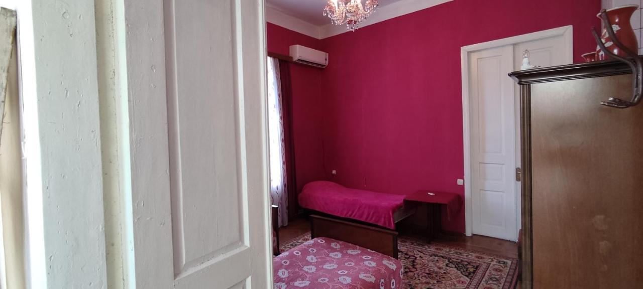 Guest House Tall Rooms Zugdidi Esterno foto