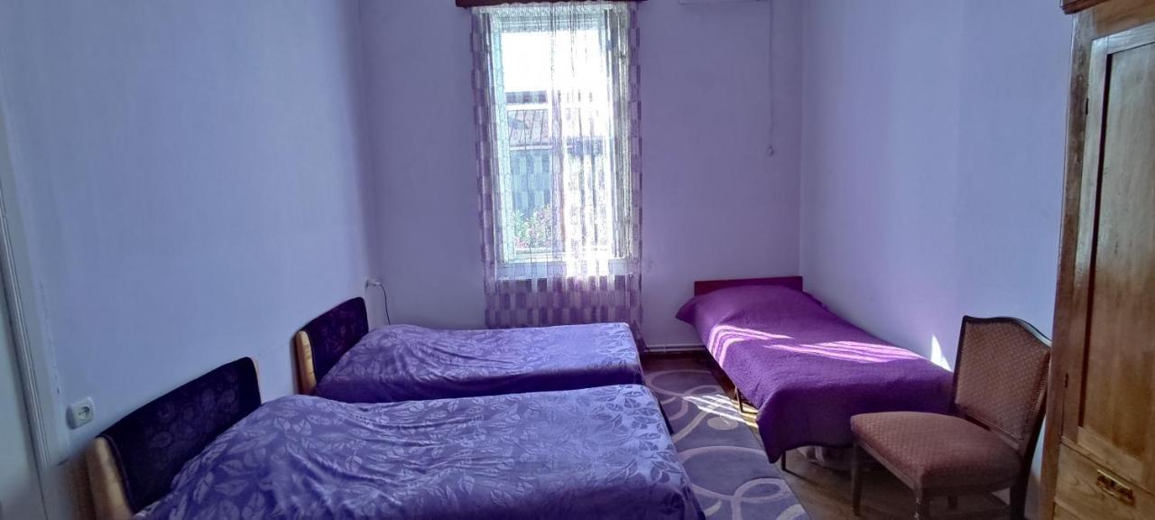 Guest House Tall Rooms Zugdidi Esterno foto