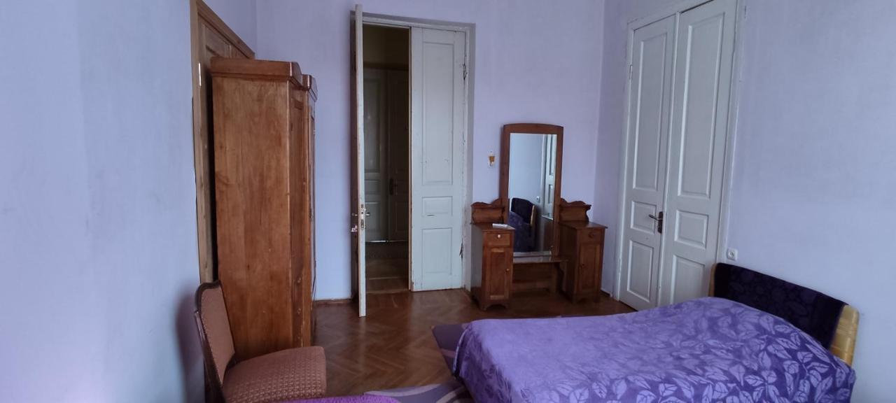 Guest House Tall Rooms Zugdidi Esterno foto