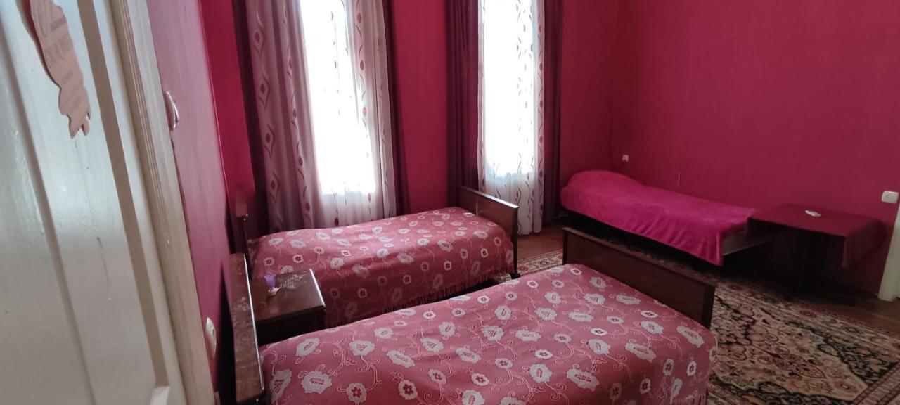 Guest House Tall Rooms Zugdidi Esterno foto