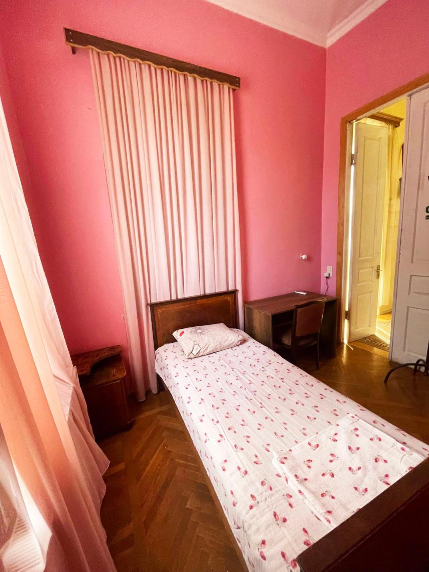 Guest House Tall Rooms Zugdidi Esterno foto