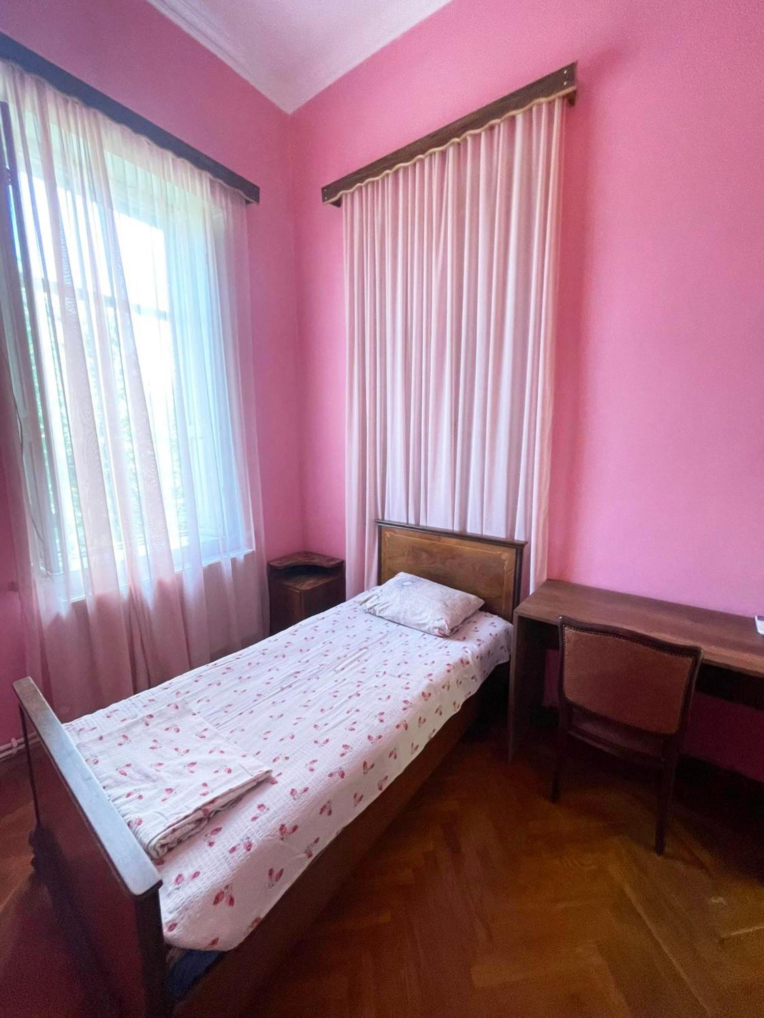 Guest House Tall Rooms Zugdidi Esterno foto